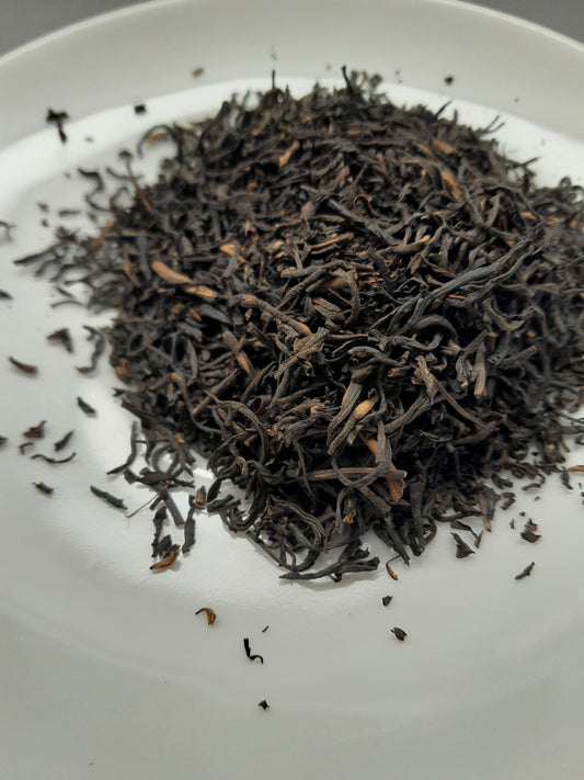 Roasted Needles 25 g Musta tee